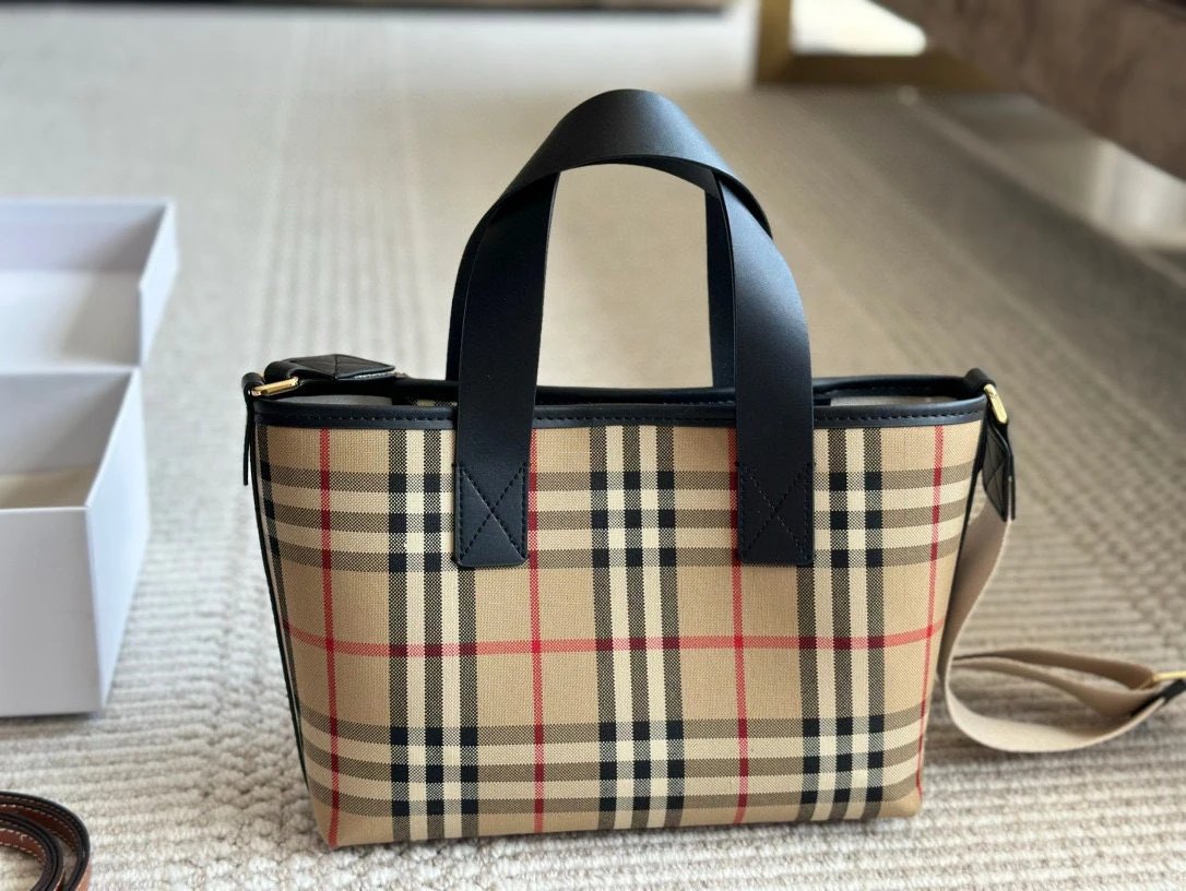 Burberry Handags Size: 25*18